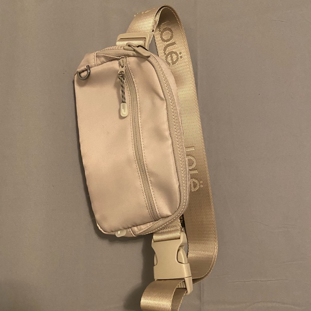 Lolë light grey crossbody